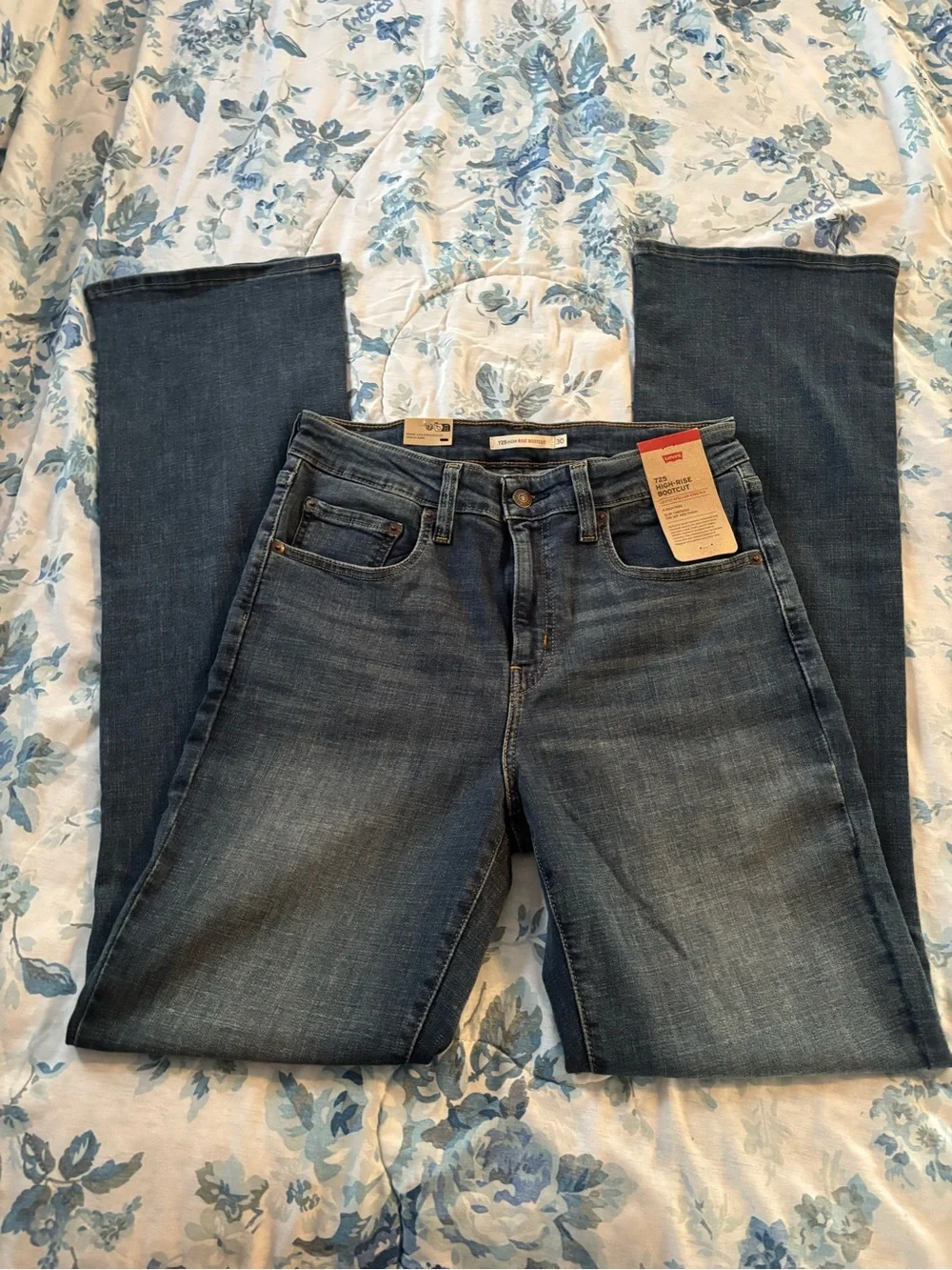 Levi's Women's 725 High-Rise Boot Cut Jeans in Medium Blue Wash
